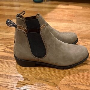 EUC Blundstone 1971 Chelsea Ankle Boots